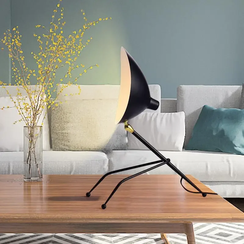 Lámpara de escritorio metálica con trípode y cabezal orientable - Imagen 5