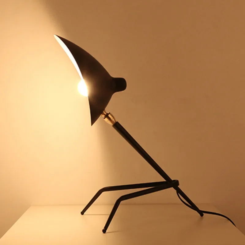 Lámpara de escritorio metálica con trípode y cabezal orientable - Imagen 3
