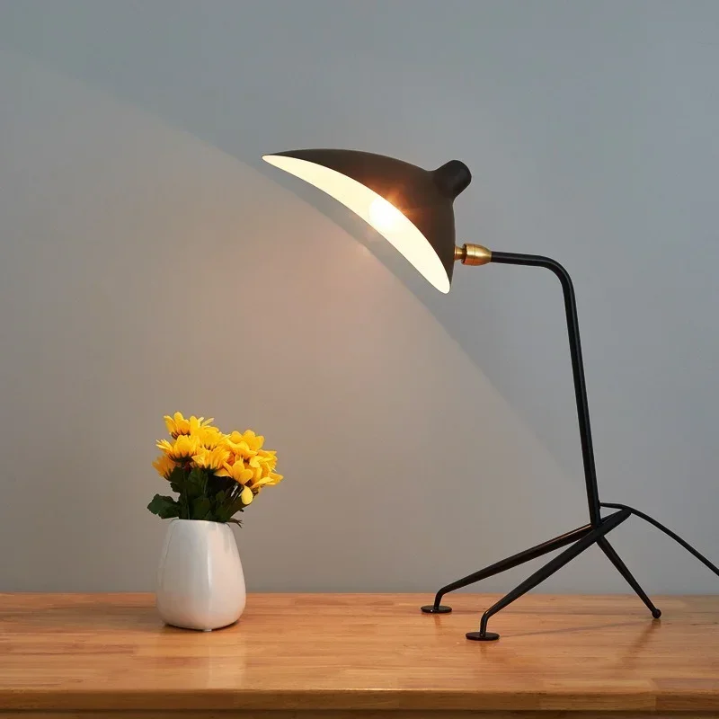 Lámpara de escritorio metálica con trípode y cabezal orientable - Imagen 2
