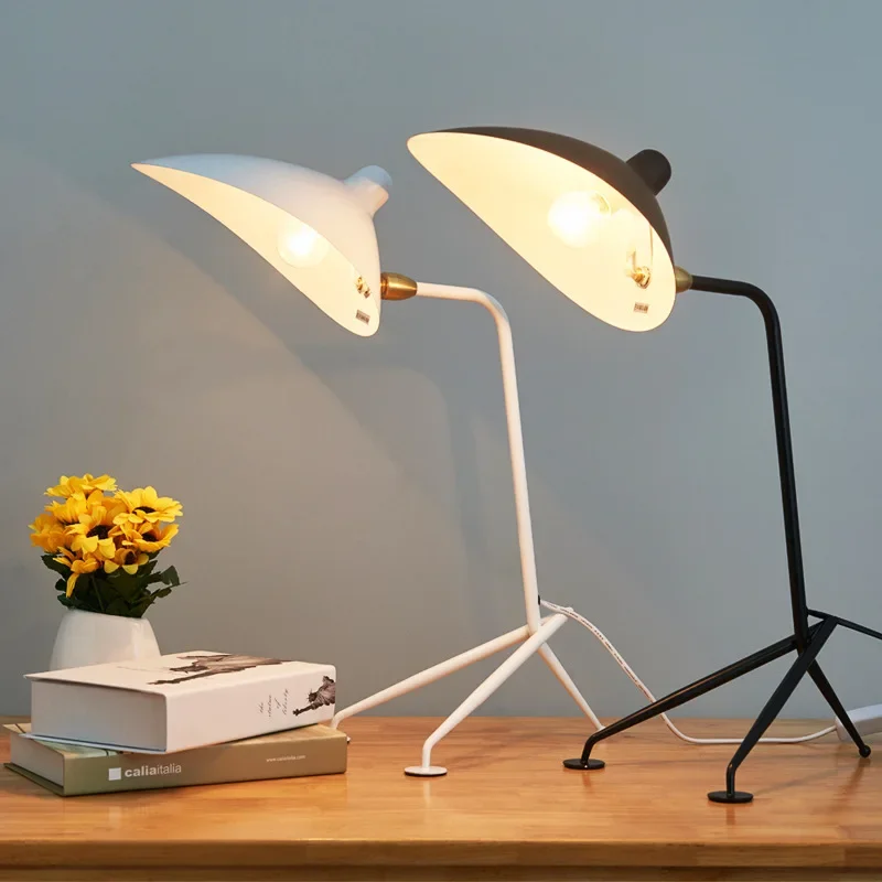 Lámpara de escritorio metálica con trípode y cabezal orientable - Imagen 4