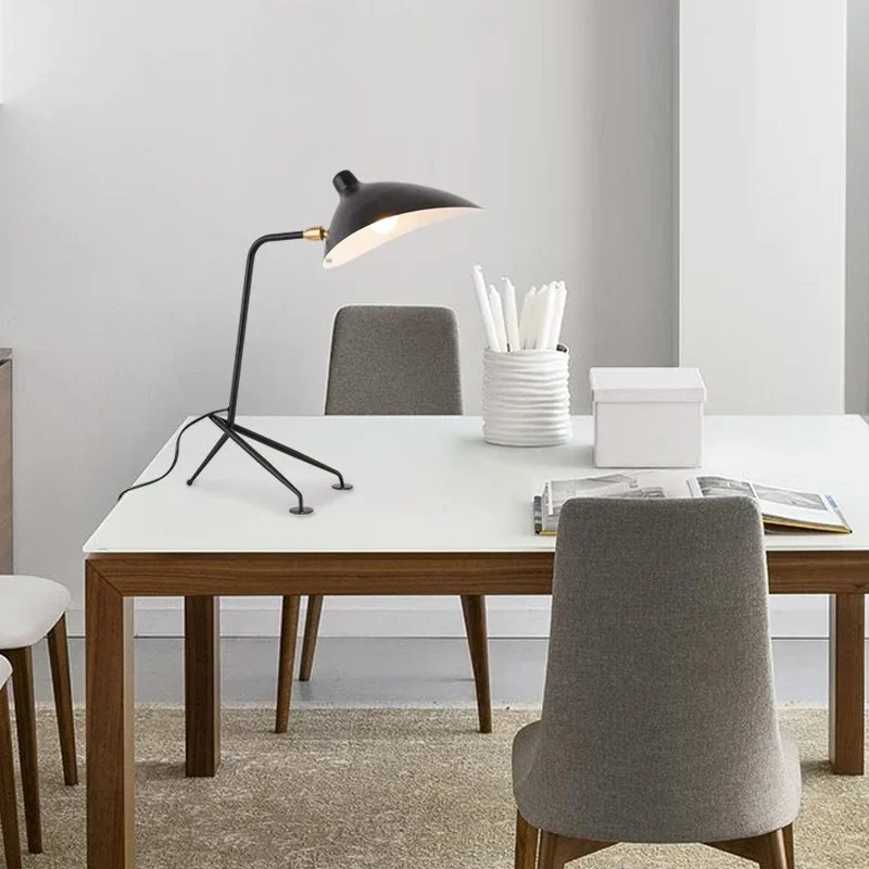 Lámpara de escritorio metálica con trípode y cabezal orientable - Imagen 6