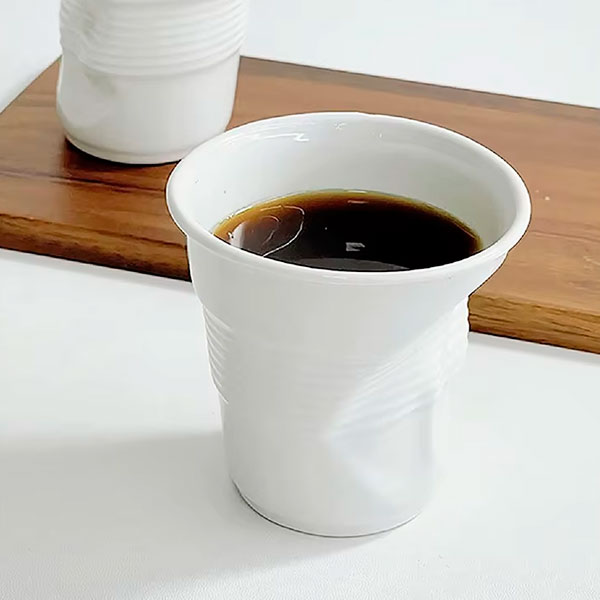Taza de café de porcelana blanca